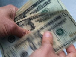 Banco BASE estima que el tipo de cambio oscile entre 19.05 y 19.20 pesos por dólar. AP / ARCHIVO