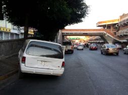 El conductor de la camioneta se percató del suceso y se impactó contra un árbol. ESPECIAL