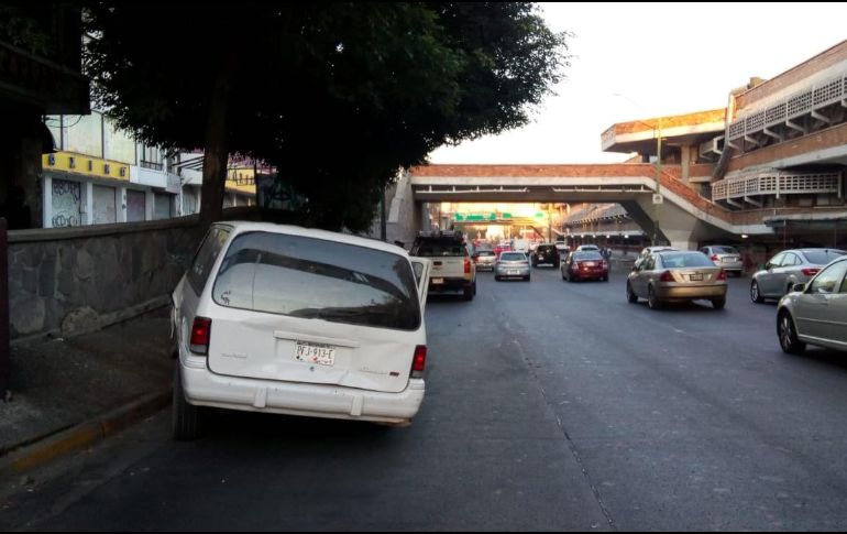 El conductor de la camioneta se percató del suceso y se impactó contra un árbol. ESPECIAL