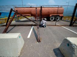 Fuerzas militares venezolanas bloquean con contenedores el puente Las Tienditas, que une la ciudad colombiana de Cúcuta y el poblado de Ureña. AFP / R. Arboleda