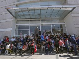 Imagen de los maestros de la CNTE bloqueando un centro comercial este miércoles en Morelia. EFE / I. Villanueva