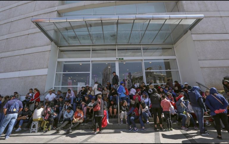 Imagen de los maestros de la CNTE bloqueando un centro comercial este miércoles en Morelia. EFE / I. Villanueva