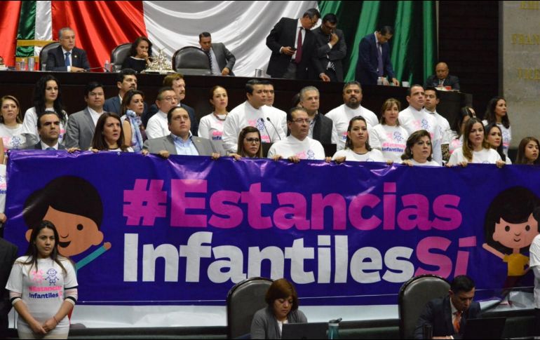 En la sesión de hoy en la Cámara de Diputados, legisladores panistas se manifestaron en la tribuna, donde exigieron más recursos para las estancias infantiles. NTX/A. Monroy