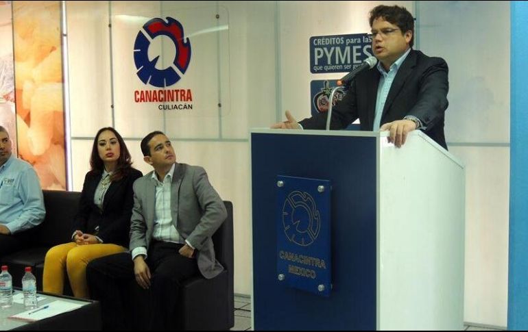 Cruz Castro (d) aseguró que ya presentó las denuncias respectivas, tanto de la privación de su libertad como del despojo de su camioneta. TWITTER/@CANACINTRA_Clcn