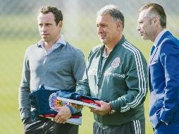 El técnico nacional, Gerardo Martino (centro), visitó hace un par de semanas el campamento de Chivas y charló con José Luis Higuera (derecha). ESPECIAL / CHIVAS