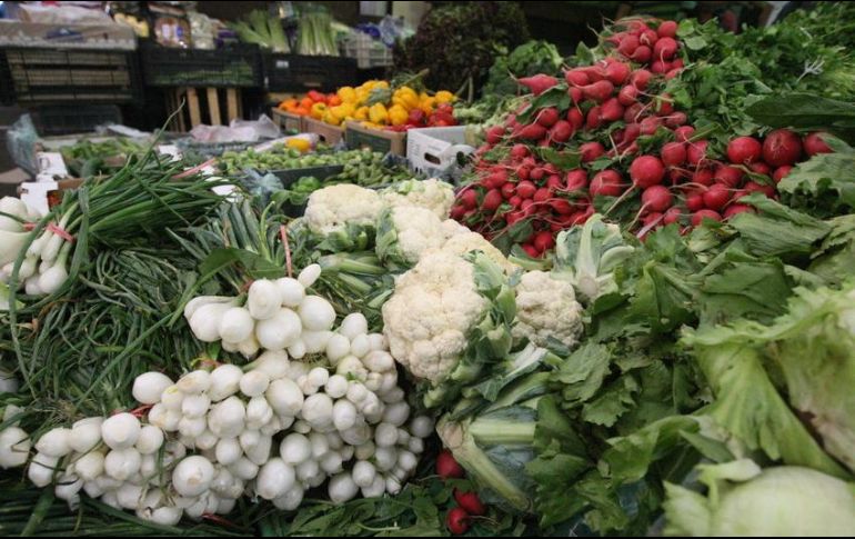 Los productos con mayores precios al alza en enero fueron chiles serranos, cebolla, otros chiles frescos, plátanos, derechos por el suministro de agua, autobús foráneo y automóviles. EL INFORMADOR / ARCHIVO