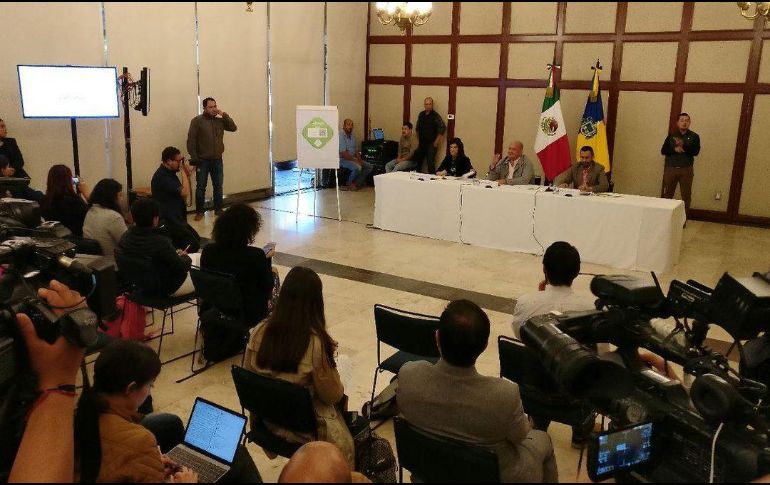 Mientras se hacía público el nuevo programa de verificación, afuera de Casa Jalisco integrantes de la Asociación de Talleres para las Emisiones y Reparaciones Vehiculares A.C.  TWIITER/ @GobiernoJalisco