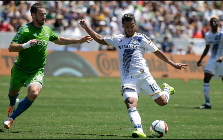 Dos Santos pasaría de ganar 6 millones de dólares anuales a un máximo de 1.5. AP/Archivo