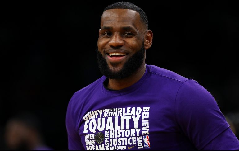 LeBron James, quien encabeza el equipo de la Conferencia Oeste, eligió en su primera selección a Kevin Durant, durante el Draft celebrado ayer. AFP/M. Meyer