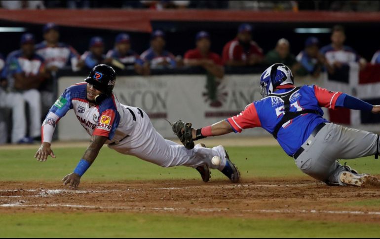 Edwin Espinal (i) de las Estrellas Orientales de República Dominicana intenta llegar a la base antes de ser ponchado. EFE/B. Velasco