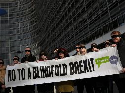 Manifestantes muestran su rechazo al Brexit en el Parlamento Europeo. AP/F. Seco