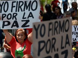 Partidarios del presidente Nicolás Maduro en un mitin para la campaña de firmas lanzada para instar a los EU a que ponga fin a las amenazas de intervención contra su gobierno. AFP/F. Parra