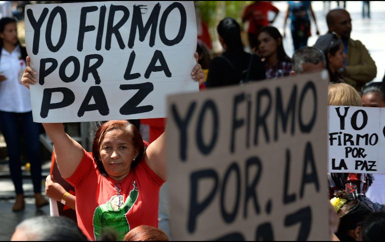 Partidarios del presidente Nicolás Maduro en un mitin para la campaña de firmas lanzada para instar a los EU a que ponga fin a las amenazas de intervención contra su gobierno. AFP/F. Parra