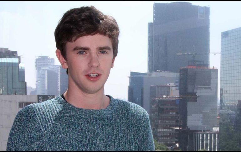 El director piensa que Freddie Highmore es perfecto para el papel porque 