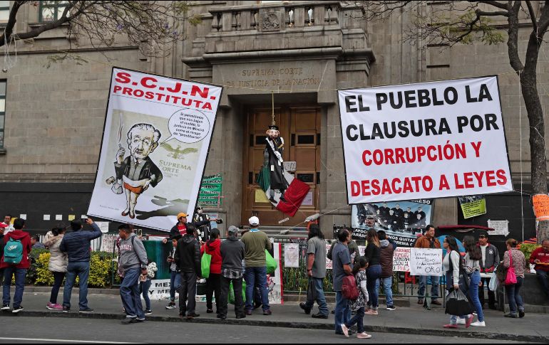 Un grupo de personas simpatizantes de Morena bloquean el ingreso de la puerta principal de la sede de la corte desde hace dos meses, encabezados por el activista hidalguense Armando Monter. SUN / D. Simón