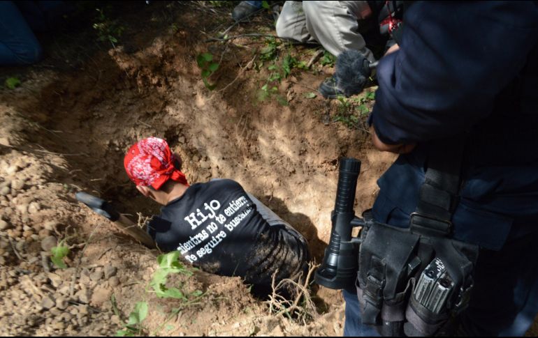 Los peritos de la Fiscalía General del Estado que fueron notificados de los hallazgos, por parte del colectivo de rastreadoras. EFE/ ARCHIVO