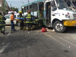 Los ocho pasajeros, así como la conductora del vehículo, son trasladados a la Cruz Roja para su valoración médica. ESPECIAL/ Bomberos de Guadalajara