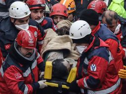 Rescatan a joven tras dos días sepultado en edificio en Turquía