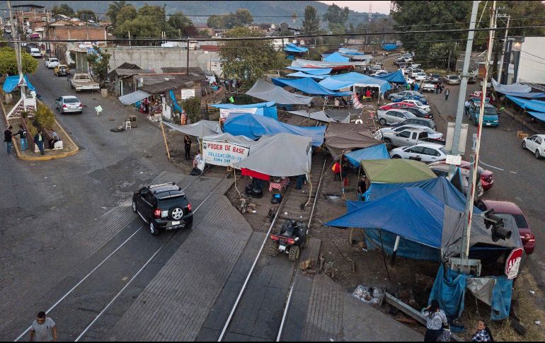 Aspecto del plantón que mantienen  maestros de la CNTE sobre las vías del tren en Caltzontzin, municipio de Uruapan. SUN