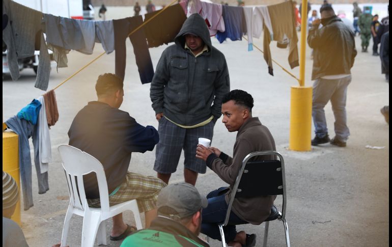 Más de mil 800 centroamericanos se concentran en una ex maquiladora mientras solicitan asilo en Estados Unidos.