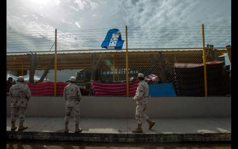 El sitio está rodeado por un perímetro de militares, policías federales y estatales que conforman barreras humanas, además de las rejas que cercan la vieja fábrica.
