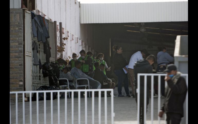 En el albergue los migrantes reciben atención médica, comida, ropa y tienen acceso a internet. Solo los viajeros a los que México les dio una visa humanitaria de visitante tienen permitido dejar el lugar, informó el Instituto Nacional de Migración.