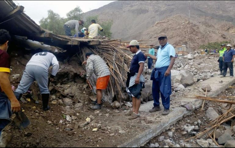 Fotografía cedida por la Agencia Andina que muestra los daños causados por el deslizamientos de lodo y piedras este viernes en el distrito de Aplao, en la región sur andina de Arequipa. EFE/CORTESÍA