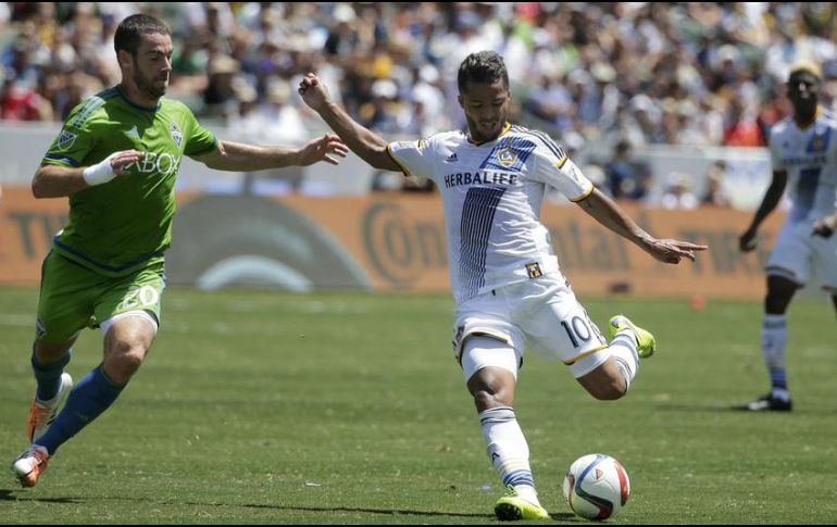 Según la versión desmentida, Chivas buscaria aprovechar una supuesta disminución en el salario de Dos Santos para ofrecerle un atractivo acuerdo. AP/ARCHIVO