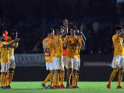 Jugadores de Tigres celebran su victoria luego del silbatazo final. AFP/V. Cruz