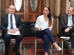 De izquierda a derecha: Jesús Medina Villarreal, director de la OFJ; Giovana Jaspersen, titular de la Secretaría de Cultura Jalisco; y José Isidoro Ramos, gerente artístico del ensamble musical.