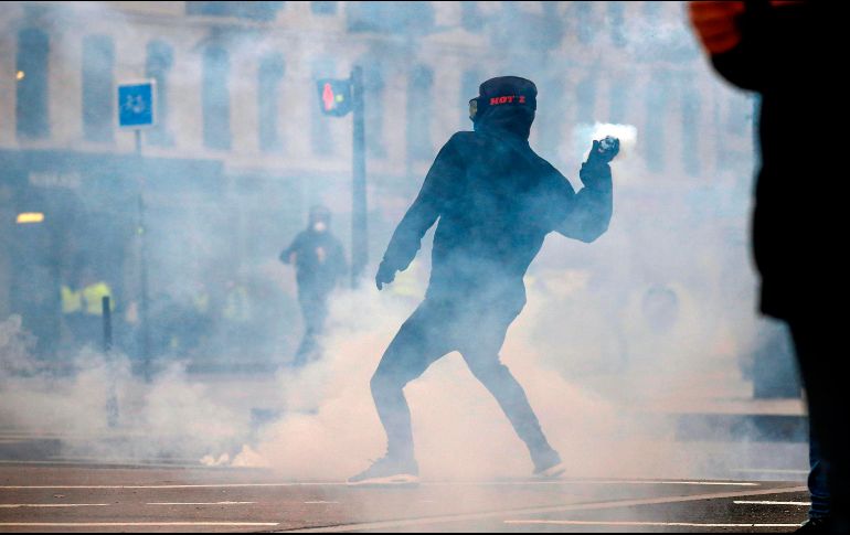 Fuentes médicas informan que los bomberos trasladaron a la víctima hacia un hospital, con el brazo cubierto por una venda llena de sangre. AFP / A. Martin