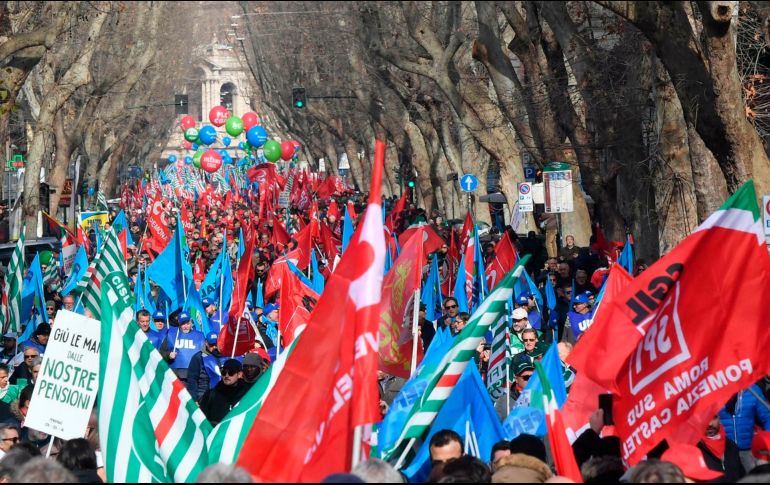 La clase trabajadora pide al gobierno revisar las políticas sobre las pensiones y los impuestos, además de escuchar a los trabajadores. AP/C. Peri