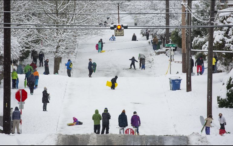 Prevén que las nevadas duren todo el sábado, y se espera otra tormenta para principios de la próxima semana. AFP/D. Rayder