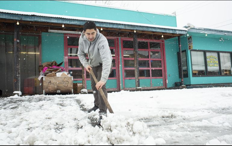 Prevén que las nevadas duren todo el sábado, y se espera otra tormenta para principios de la próxima semana. AFP/D. Rayder
