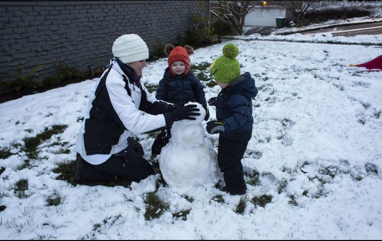 Prevén que las nevadas duren todo el sábado, y se espera otra tormenta para principios de la próxima semana. AFP/D. Rayder