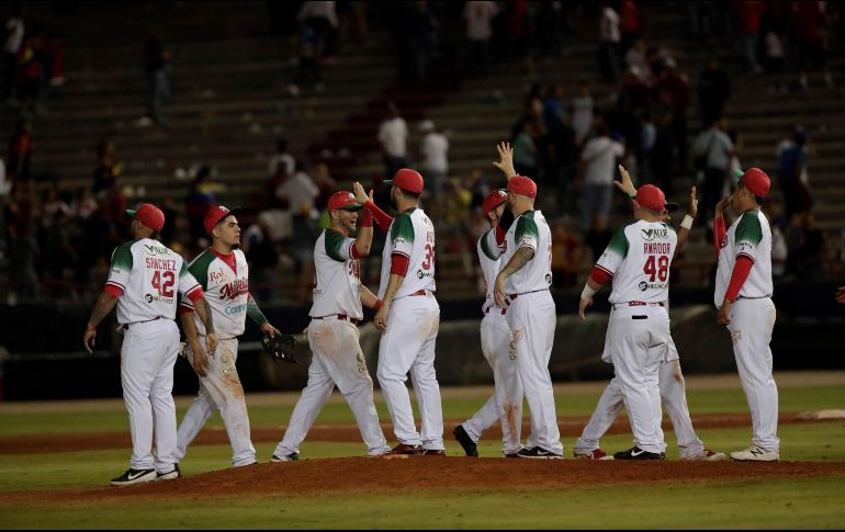 Jugadores de los Charros de Jalisco celebran su triunfo ante Venezuela, en el partido que se disputó este viernes. EFE/B. Velasco