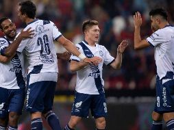 Jugadores de Puebla celebran su triunfo ante Atlas luego del partido disputado ayer. EFE/F. Guasco
