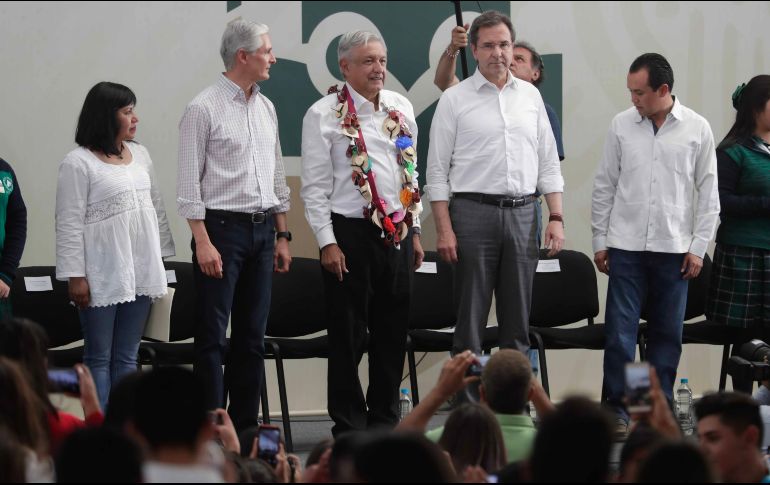 El gobernador Alfredo del Mazo; el presidente Andrés Manuel López Obrador y el secretario de Educación, Esteban Moctezuma, hacen entrega de las becas 