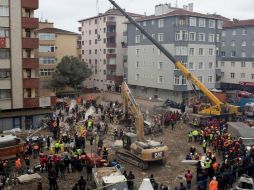El edificio de ocho plantas del distrito de Kartal se vino abajo el miércoles. EFE / ARCHIVO