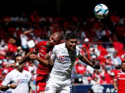 Orbelín Pineda (D) se estrenó como anotador con Cruz Azul. EFE/E. González