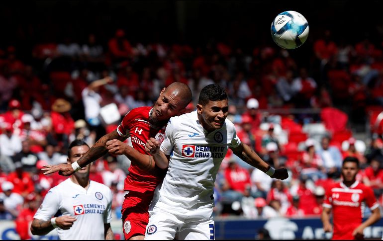 Orbelín Pineda (D) se estrenó como anotador con Cruz Azul. EFE/E. González