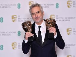 Alfonso Cuarón muestra sus premios por Mejor Director y Mejor Película. AFP/B. Stansall