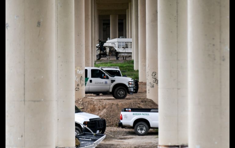 Agentes fronterizos de Estados Unidos vigilan en Eagle Pass, Texas, fronteriza con Piedras Negras, Coahuila, para evitar el paso de migrantes ilegales. EFE/M. Sierra