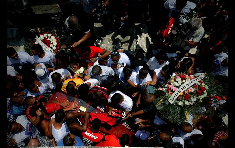 Amigos y familiares acompañan el féretro del joven arquero Christian Esmerio, una de las 10 jóvenes promesas del futbol que perdió la vida en el incendio desatado el viernes en una de las sedes del club Flamengo, durante su sepelio este domingo en Río de Janeiro, Brasil. EFE/ M. Sayao