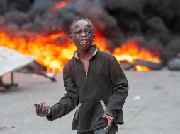 Un joven participa en una protesta en Puerto Príncipe. Haití vivió el domingo su cuarta jornada consecutiva de protestas violentas contra el Gobierno del presidente Jovenel Moise. EFE/J. Marc Herve