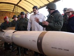 El presidente Nicolás Maduro supervisa los ejercicios militares en el Fuerte Guaicaipuro, en el estado de Miranda. AFP/Presidencia de Venezuela
