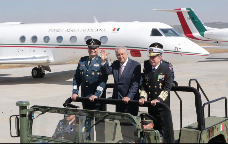 El Presidente Andrés Manuel López Obrador acompañado por el secretario de la Defensa Nacional, Luis Cresencio Sandoval (izq), y el secretario de Marina, José Rafael Ojeda (dcha). EFE/Presidencia de México
