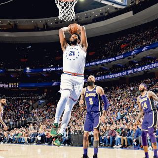Filadelfia domina a los Lakers