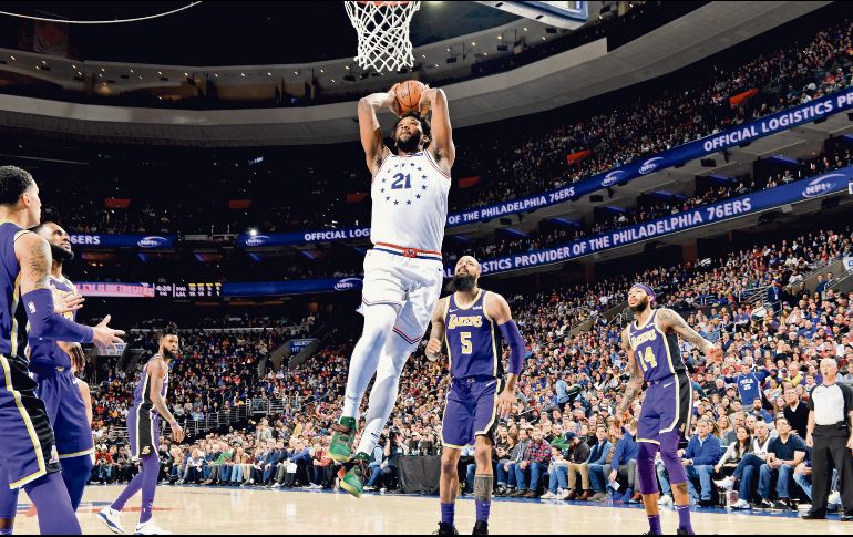 Joel Embiid se destapó con 37 puntos en la victoria de ayer de los 76ers. AFP / J. Garrabrant