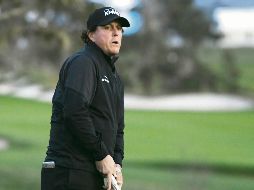Phil Mickelson encabeza la clasificación a falta de dos hoyos por completar en su recorrido. AFP / H. How